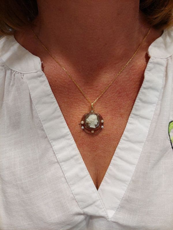 PENDENTIF CAMÉE ET PERLES — vue 2