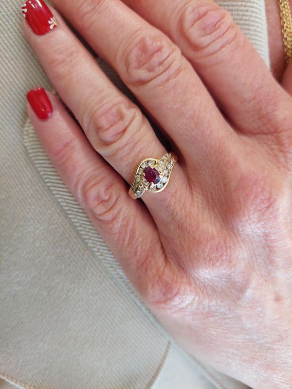 BAGUE MODERNE RUBIS ET DIAMANTS — vue 2