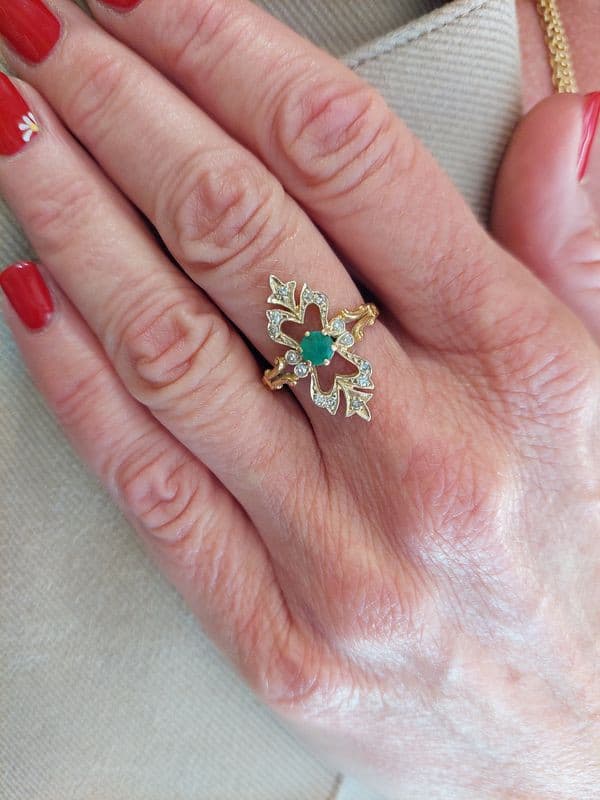 BAGUE ANCIENNE ÉMERAUDE ET DIAMANTS — vue 2