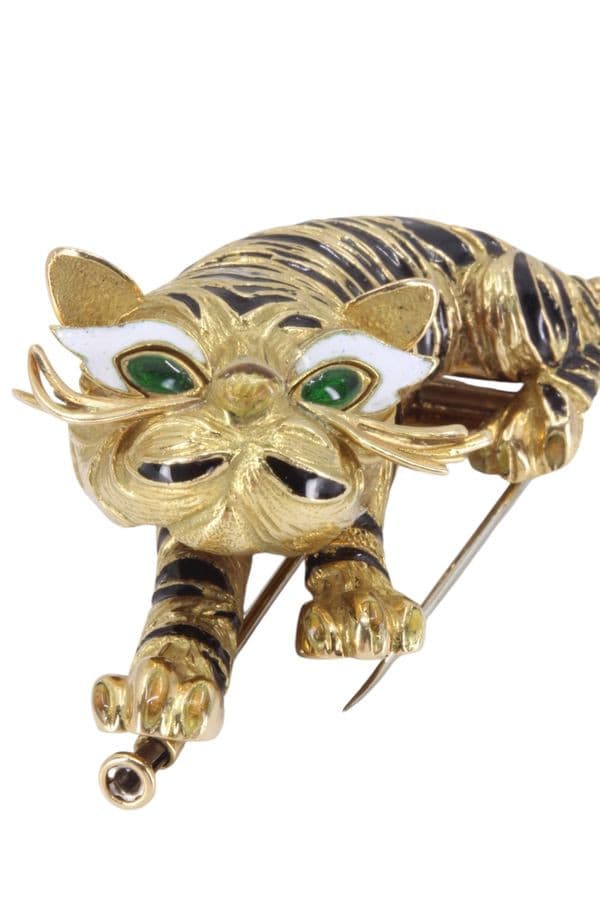 BROCHE TIGRE ÉMAIL ET ÉMERAUDES — vue 4