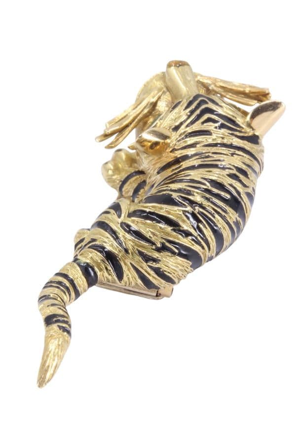 BROCHE TIGRE ÉMAIL ET ÉMERAUDES — vue 5