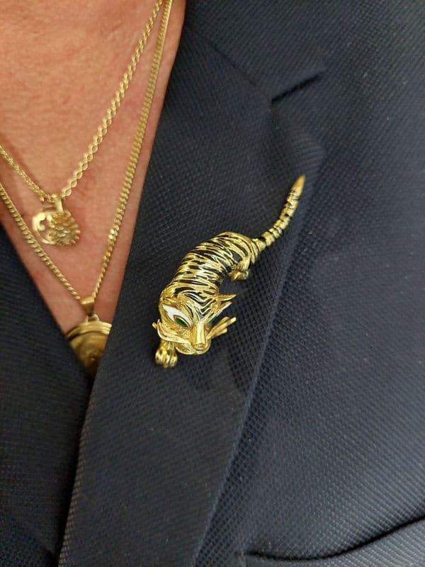BROCHE TIGRE ÉMAIL ET ÉMERAUDES — vue 2