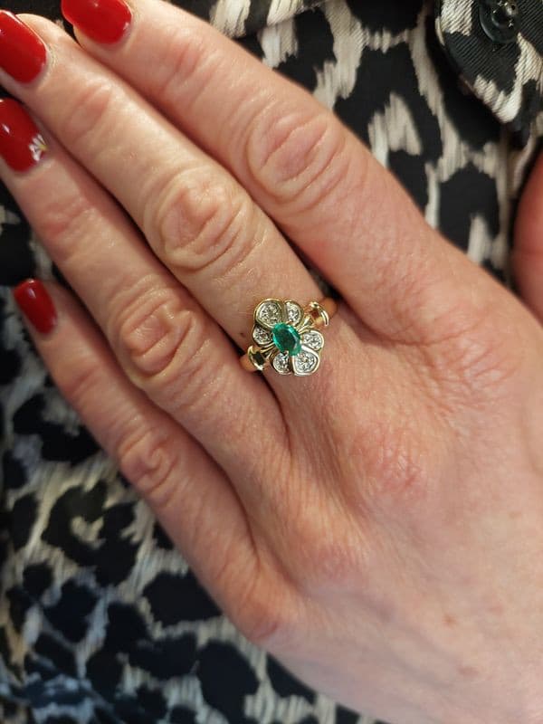 BAGUE MARGUERITE ÉMERAUDE ET DIAMANTS — vue 2