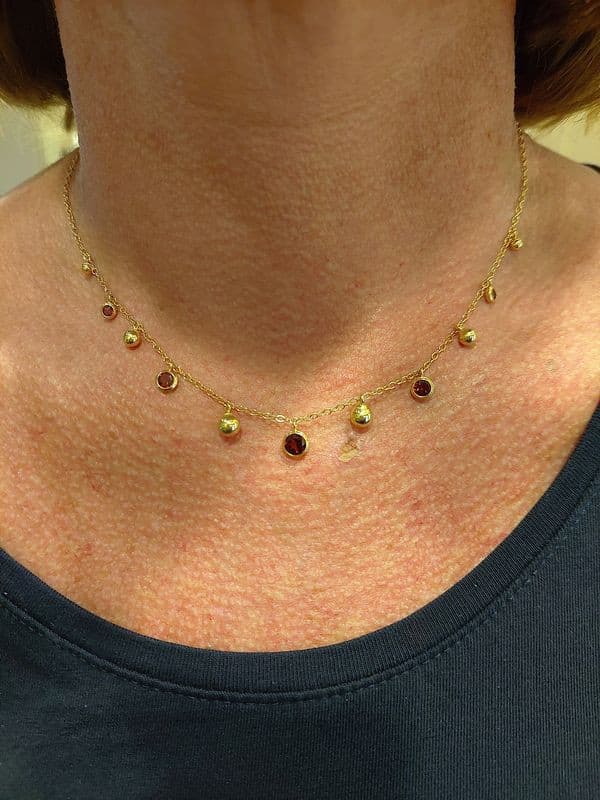 COLLIER MODERNE GRENATS — vue 2