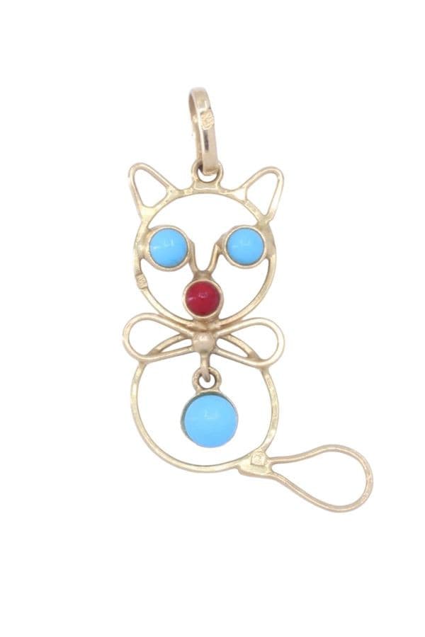 PENDENTIF CHAT TURQUOISES ET CORAIL — vue 1