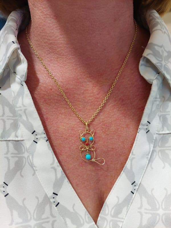 PENDENTIF CHAT TURQUOISES ET CORAIL — vue 2