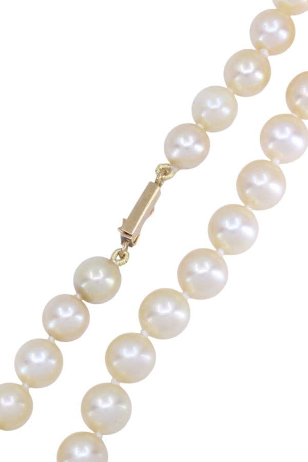 COLLIER DE PERLES EN CHUTE — vue 3