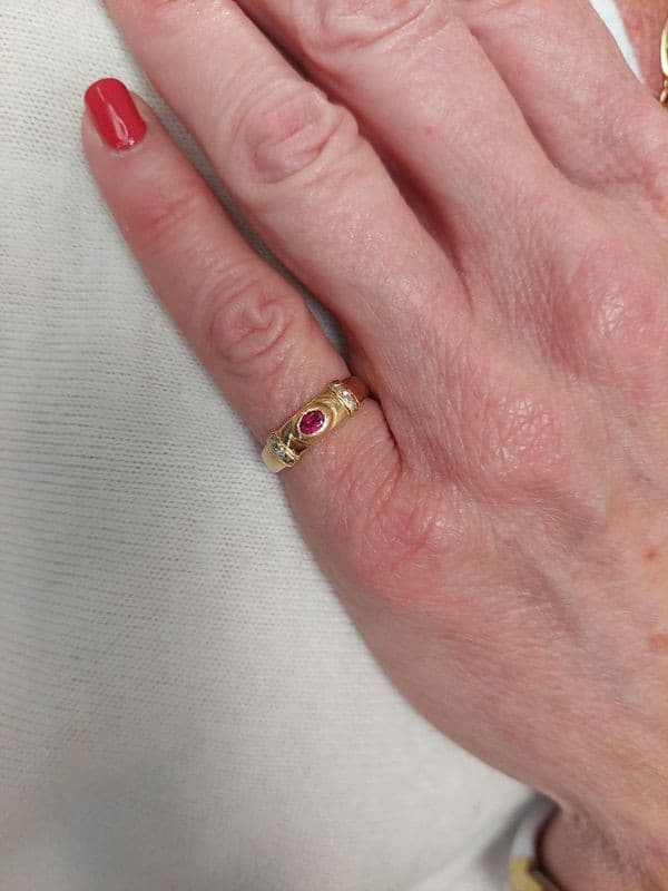 BAGUE MODERNE RUBIS ET DIAMANTS — vue 2
