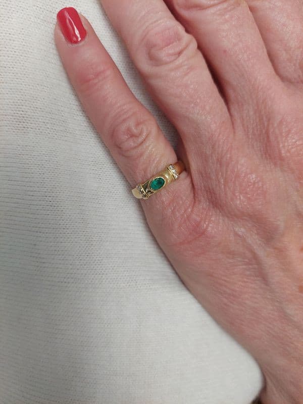 BAGUE MODERNE ÉMERAUDE ET DIAMANTS — vue 2