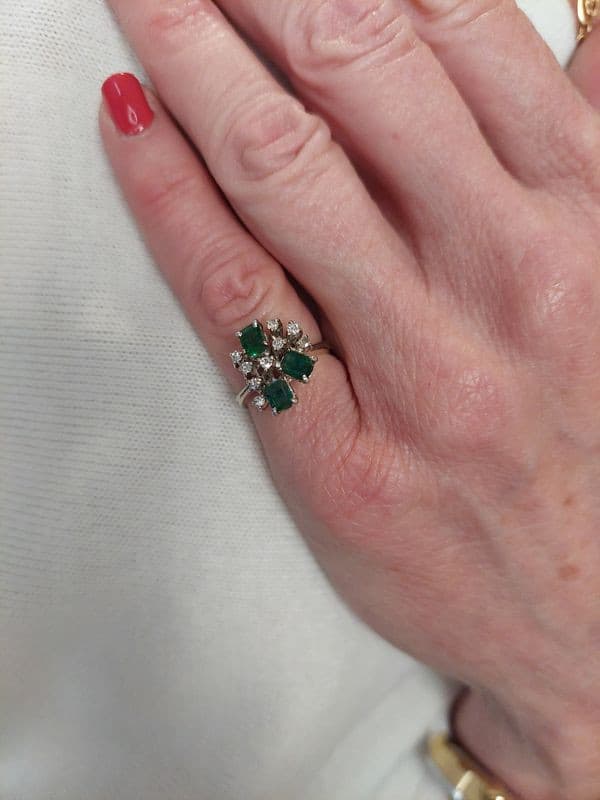 BAGUE ÉMERAUDES ET DIAMANTS ANNÉES 50' — vue 2
