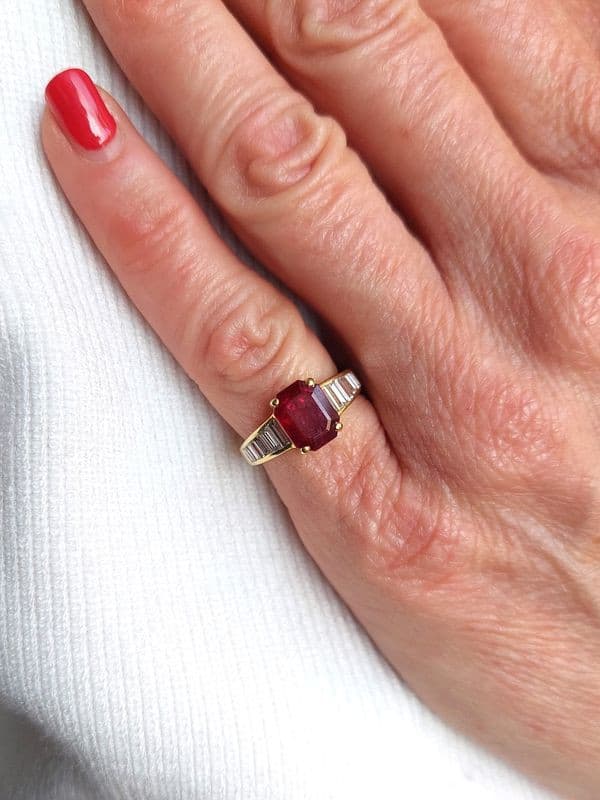 BAGUE MODERNE RUBIS ET DIAMANTS — vue 2