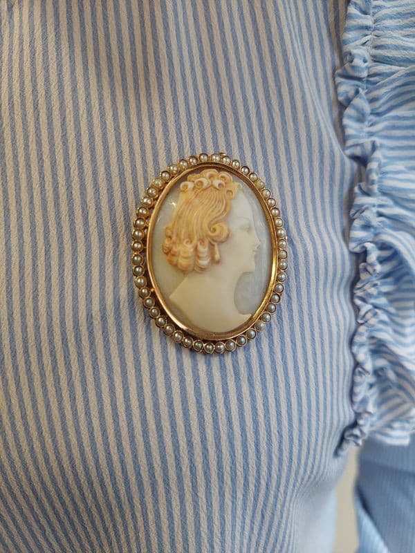 BROCHE PENDENTIF CAMÉE ET PERLES — vue 2