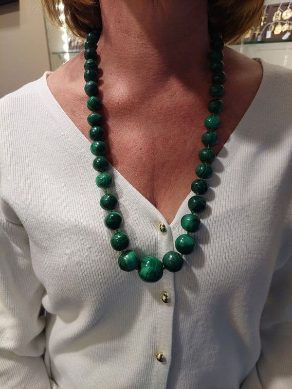 COLLIER BOULES EN MALACHITE — vue 2