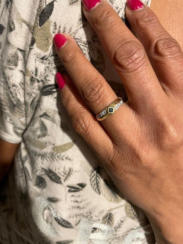 BAGUE MODERNE SAPHIR ET DIAMANTS — vue 2