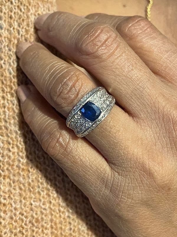 BAGUE MODERNE SAPHIR ET DIAMANTS — vue 2