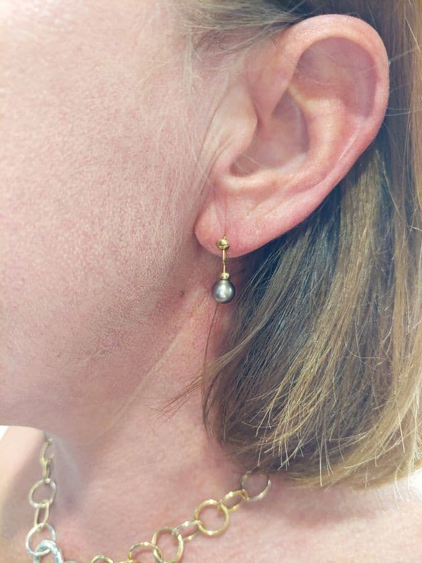 BOUCLES D'OREILLES PENDANTES PERLES TAHITI — vue 2