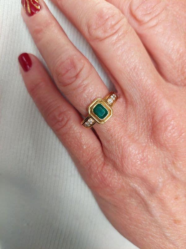 BAGUE ÉMERAUDE ET DIAMANTS — vue 2