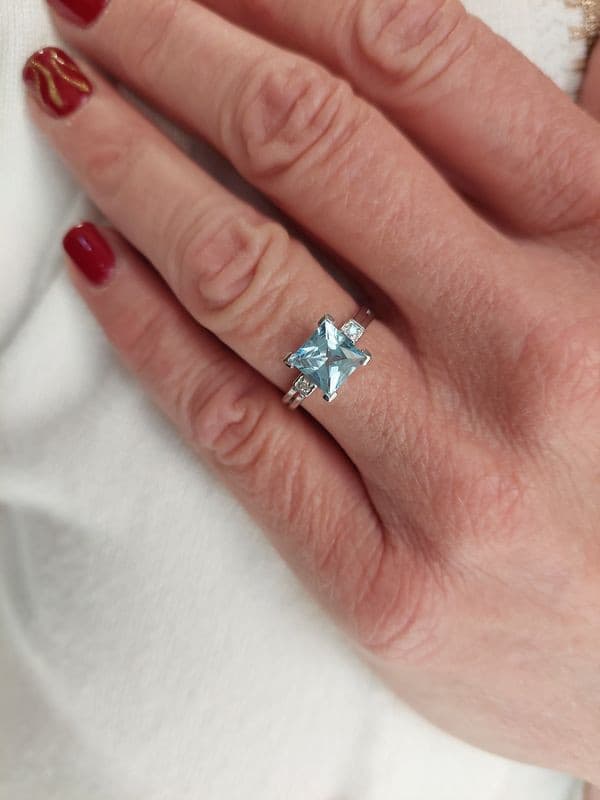 BAGUE MODERNE TOPAZE ET DIAMANTS — vue 2