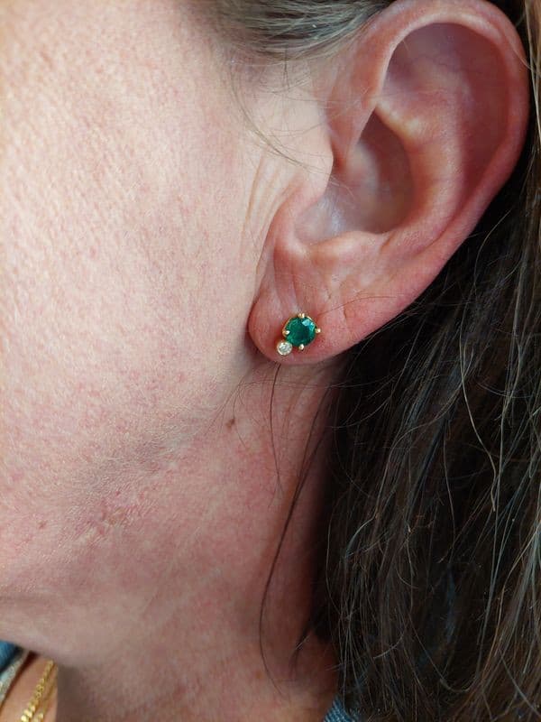 BOUCLES D'OREILLES ÉMERAUDES ET DIAMANTS — vue 2
