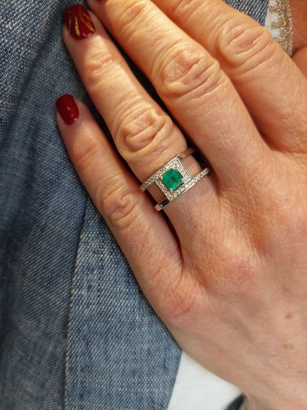 BAGUE MODERNE ÉMERAUDE ET DIAMANTS — vue 2