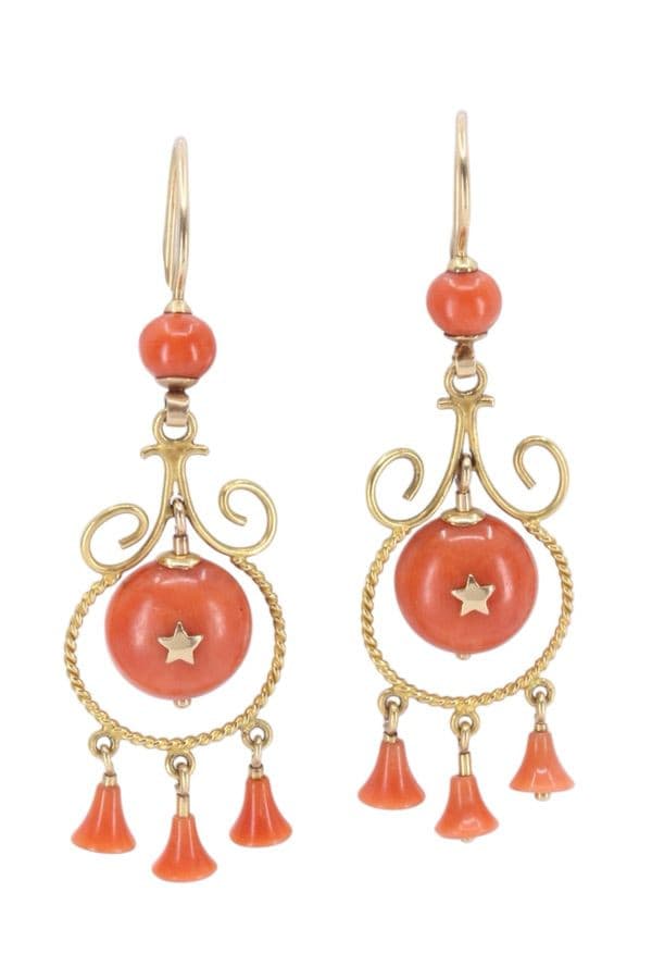 BOUCLES D'OREILLES PENDANTES CORAIL — vue 1