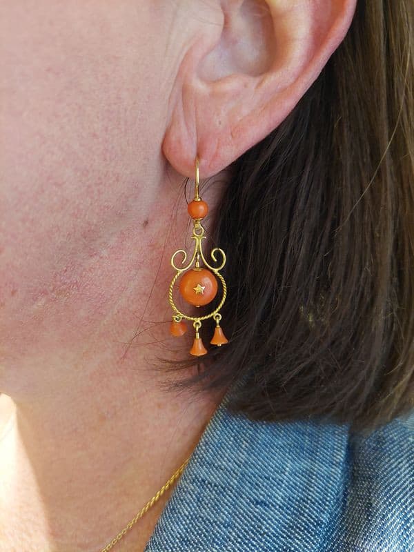 BOUCLES D'OREILLES PENDANTES CORAIL — vue 2