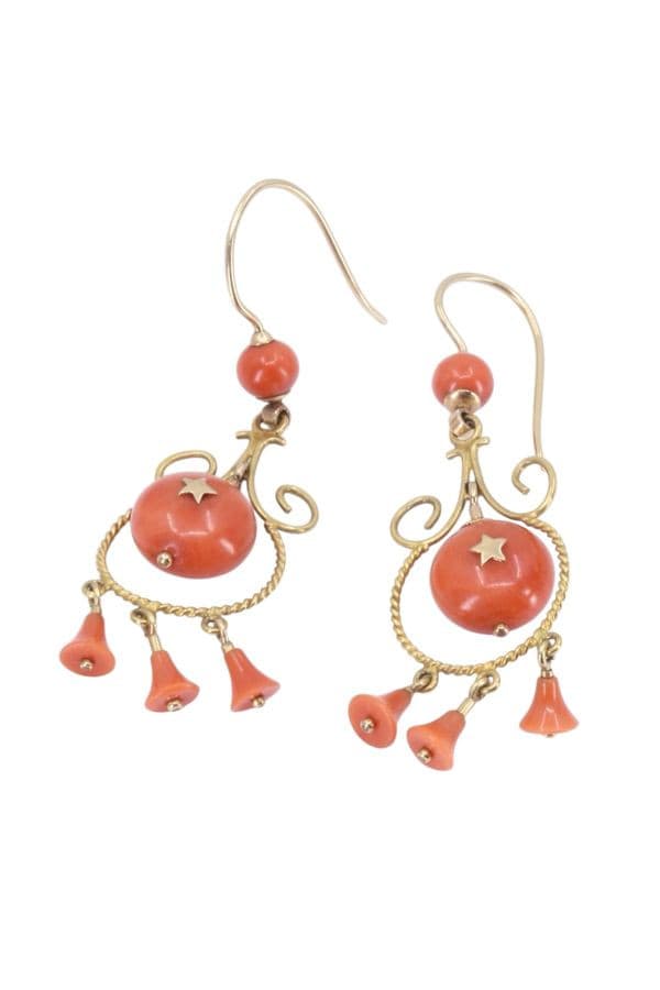 BOUCLES D'OREILLES PENDANTES CORAIL — vue 3