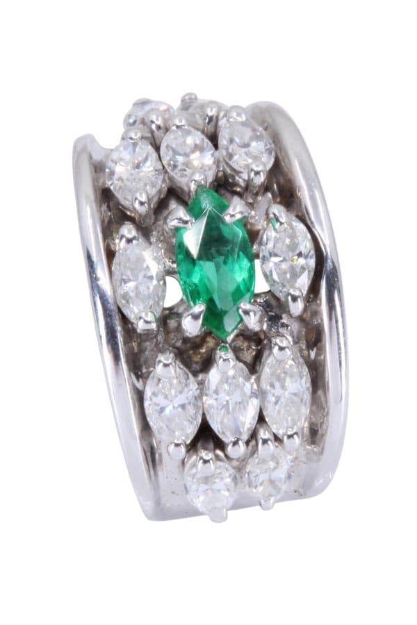 BAGUE MODERNE ÉMERAUDE ET DIAMANTS — vue 4