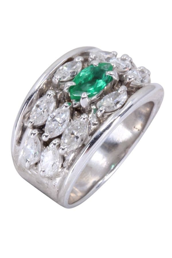 BAGUE MODERNE ÉMERAUDE ET DIAMANTS — vue 3