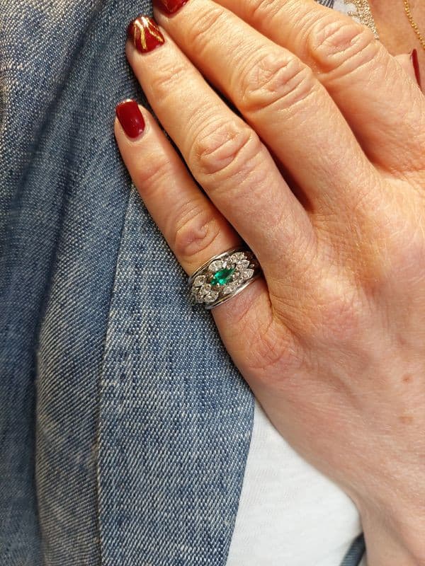 BAGUE MODERNE ÉMERAUDE ET DIAMANTS — vue 2