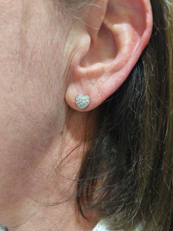 BOUCLES D'OREILLES COEURS DIAMANTÉS — vue 2