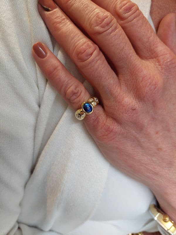 BAGUE MODERNE SAPHIR ET DIAMANTS — vue 2