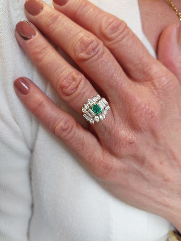 BAGUE ÉMERAUDE ET DIAMANTS — vue 2