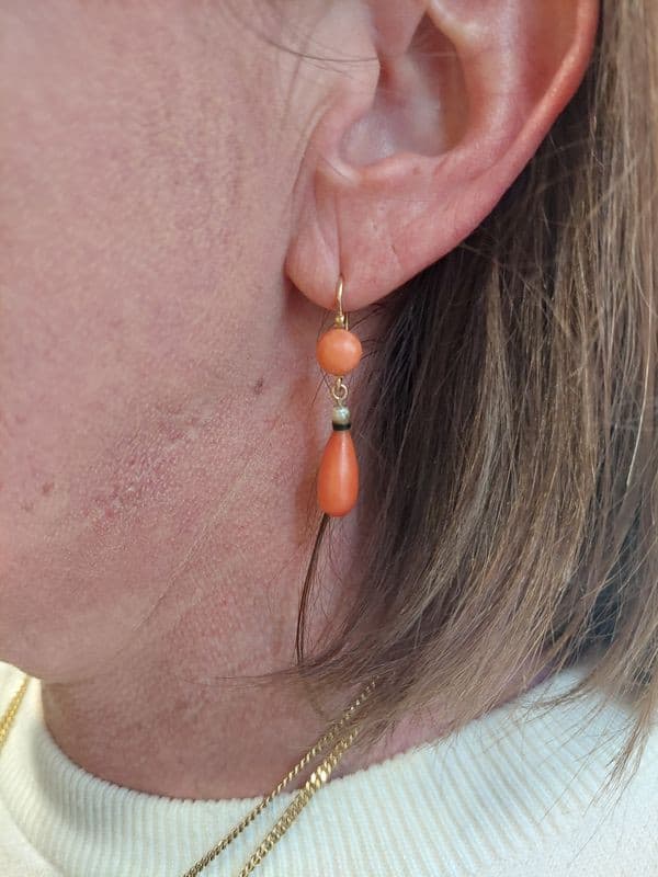 BOUCLES D'OREILLES PERLES ET CORAIL — vue 2