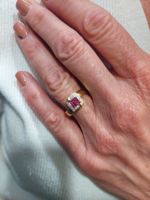 BAGUE MODERNE RUBIS ET DIAMANTS — vue 2