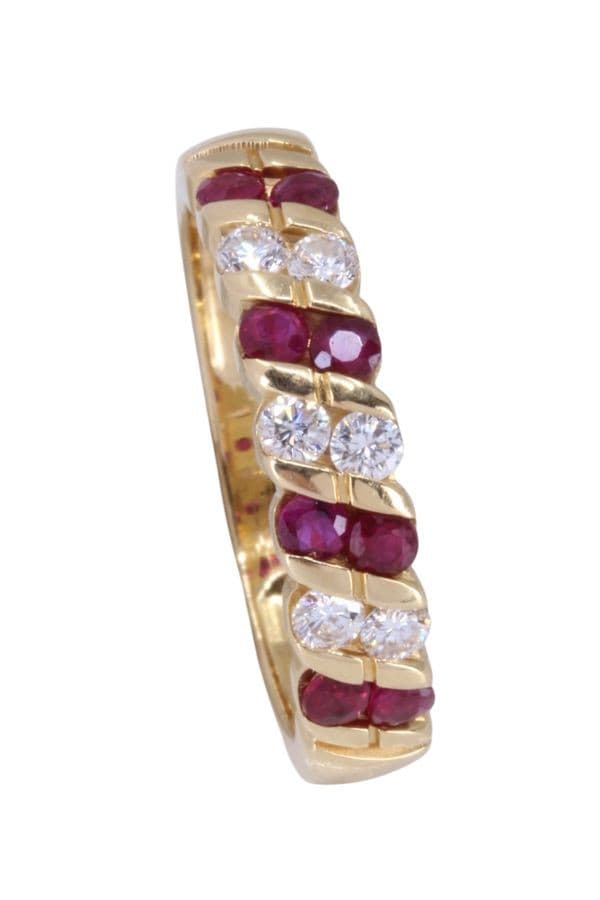 BAGUE MODERNE RUBIS ET DIAMANTS — vue 4
