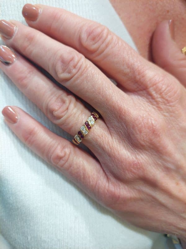 BAGUE MODERNE RUBIS ET DIAMANTS — vue 2