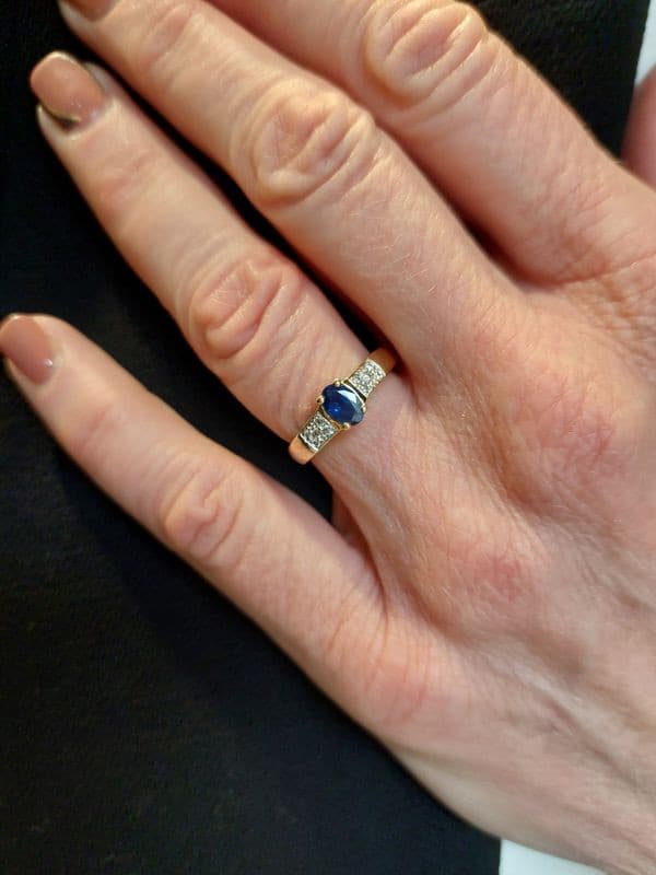 BAGUE MODERNE SAPHIR ET DIAMANTS — vue 2