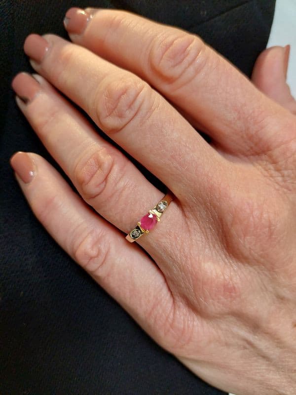 BAGUE MODERNE RUBIS ET DIAMANTS — vue 2