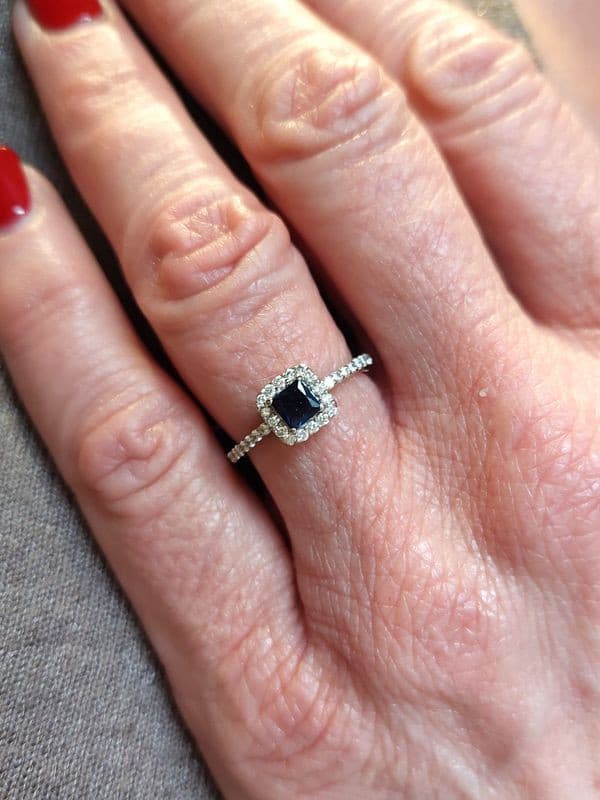 BAGUE MODERNE SAPHIR ET DIAMANTS — vue 2