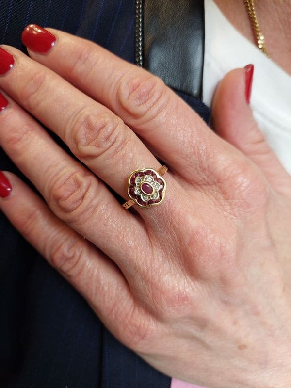 BAGUE MARGUERITE RUBIS ET DIAMANTS — vue 2