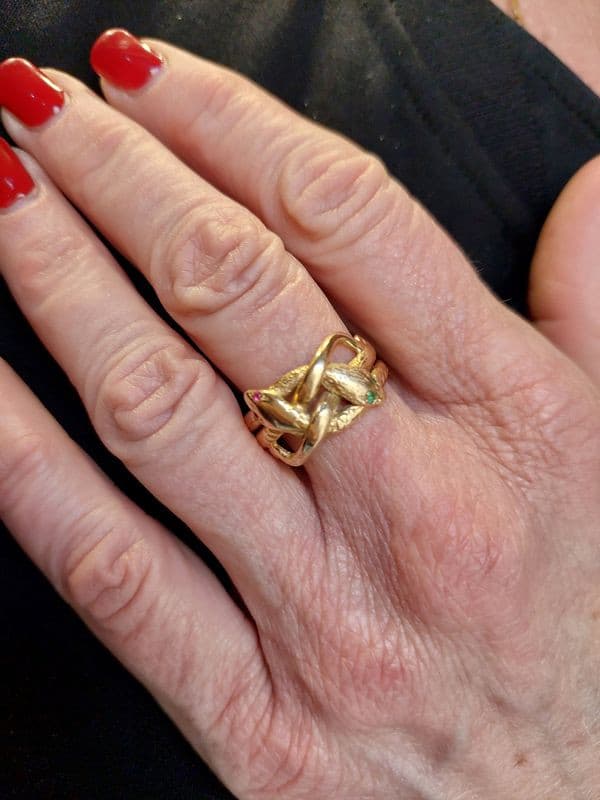 BAGUE SERPENTS RUBIS ET ÉMERAUDES — vue 2