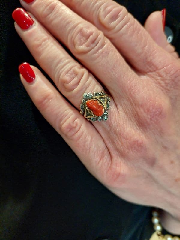 BAGUE ANCIENNE CAMÉE CORAIL ET DIAMANTS — vue 2