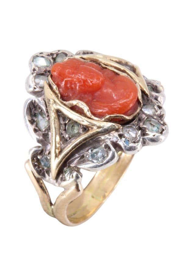 BAGUE ANCIENNE CAMÉE CORAIL ET DIAMANTS — vue 3