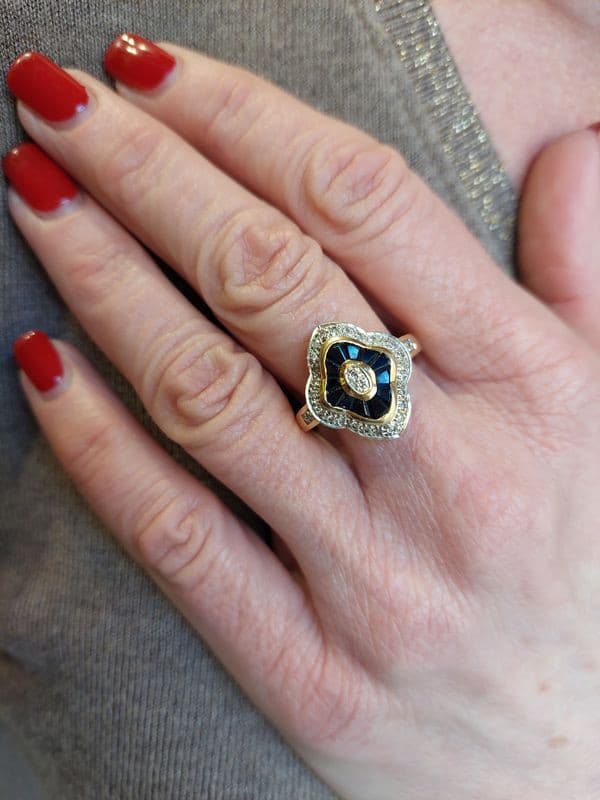 BAGUE MODERNE SAPHIRS ET DIAMANTS — vue 2