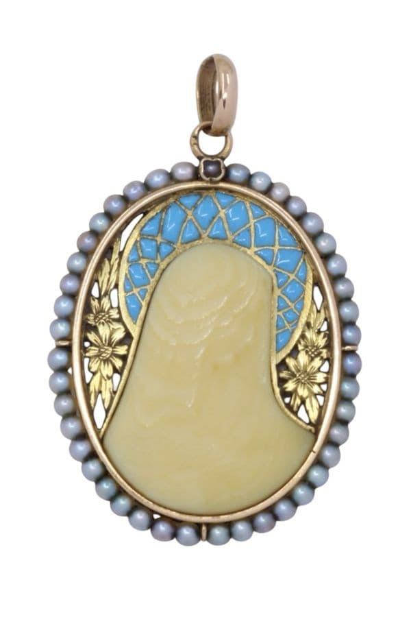 MÉDAILLE VIERGE ANCIENNE EN IVOIRE, ÉMAIL ET PERLES