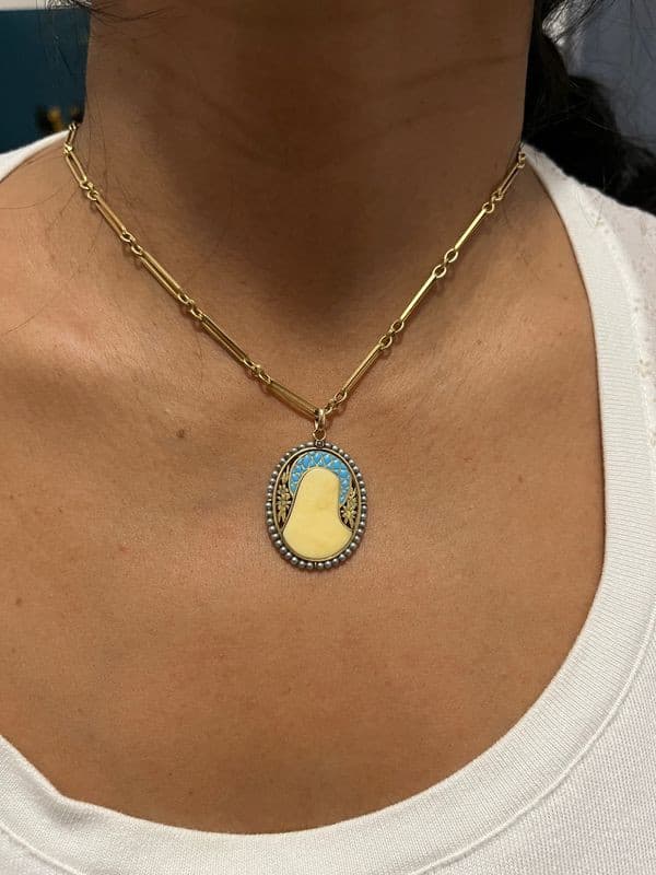 MÉDAILLE VIERGE ANCIENNE EN IVOIRE, ÉMAIL ET PERLES — vue 2
