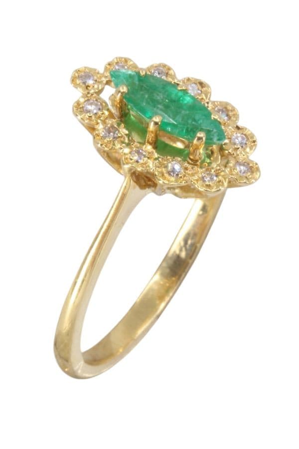 MARQUISE MODERNE ÉMERAUDE ET DIAMANTS — vue 3