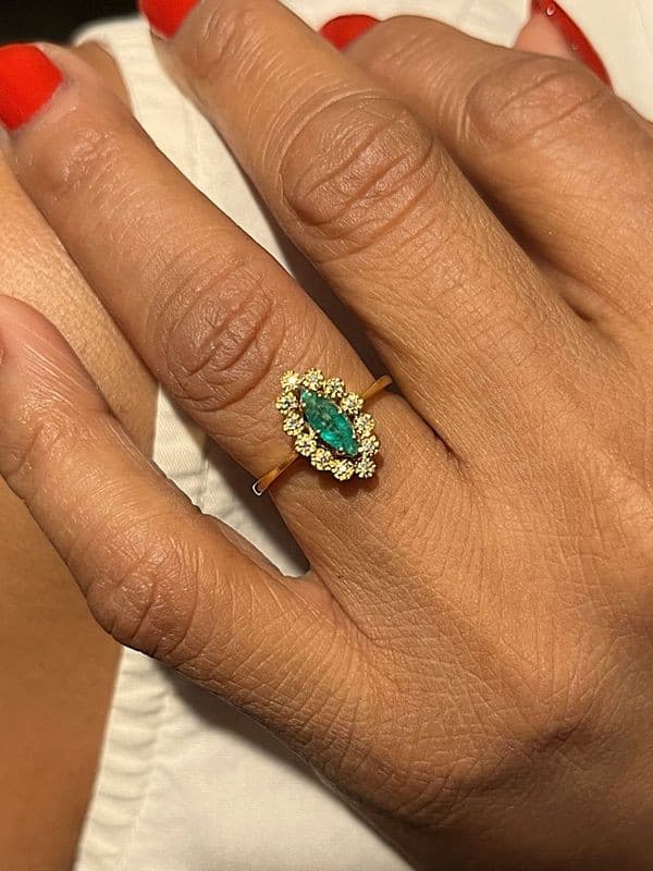 MARQUISE MODERNE ÉMERAUDE ET DIAMANTS — vue 2