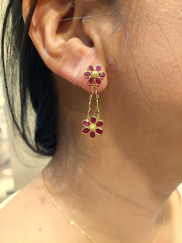 BOUCLES D'OREILLES FLEURS RUBIS — vue 2